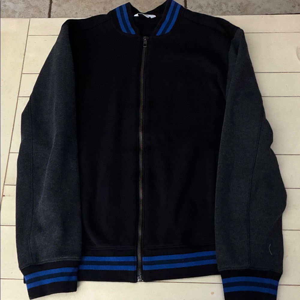 Cslvin Klein Mens’ sporty jacket. Size S. # 395 like new condition!